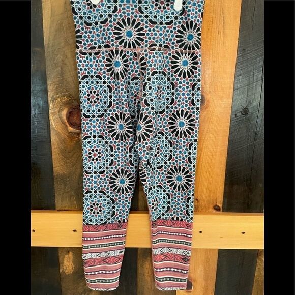 HIGH waisted crop leggings with medallion design and contrasting print legs - Picture 1 of 3